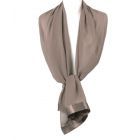 Crêpe voile stola in taupe met satijnen band